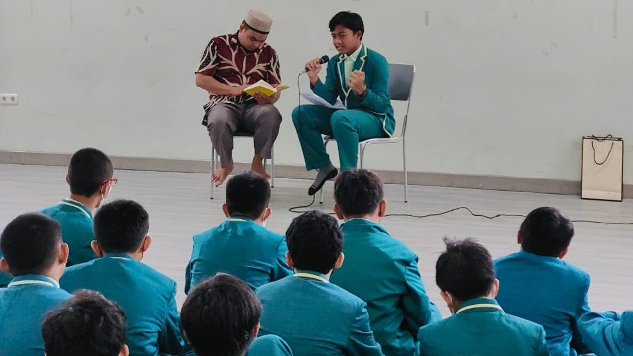 Bedah Buku di SMPIT Nur Hikmah, Konsisten dan bertumbuh…