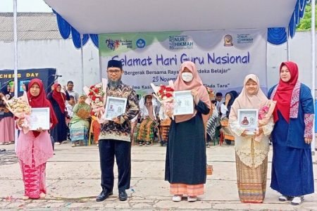 “Ribuan Siswa Ikuti Perayaan Hari Guru di Lapangan Nur Hikmah”