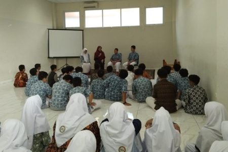 SMPIT Nur Hikmah, Kelas Takhossus adakan Sharing Qur’an