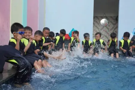 Seru dan Ceria! Siswa KBTK Nur Hikmah Nikmati Kegiatan Renang Perdana