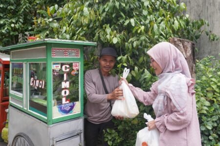 Jumat Berkah: Komite SDIT Nur Hikmah Berbagi