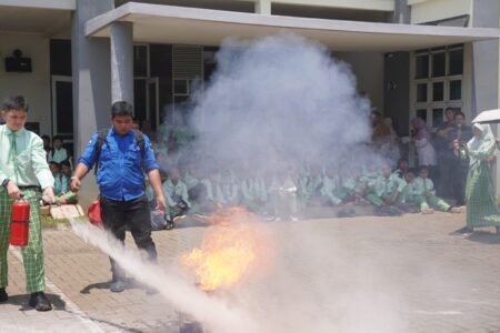 SMPIT Nur Hikmah,adakan Mitigasi Bencana Bersama Damkar