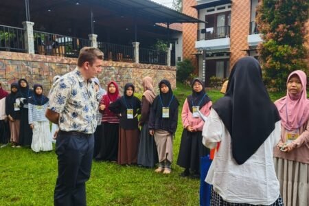 English Camp SMPIT Nur Hikmah: Sepekan Berteman Native Speaker, Menguatkan Bahasa dan Kemandirian Siswa