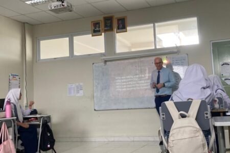 Native Speaker Hadir di SMPIT Nur Hikmah, Siswa Rasakan Pengalaman Belajar Bahasa Inggris Autentik