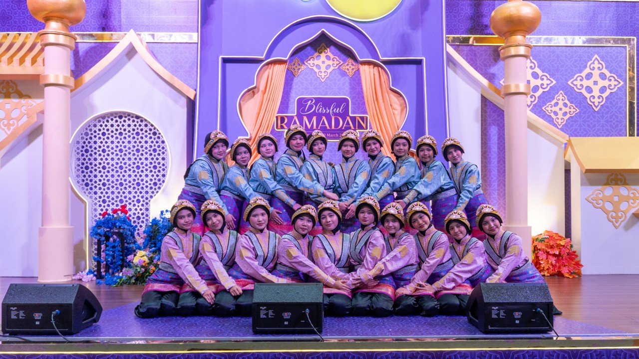 Ekskul Saman SMPIT Nur Hikmah Tampil Memukau di Living World Kota Wisata