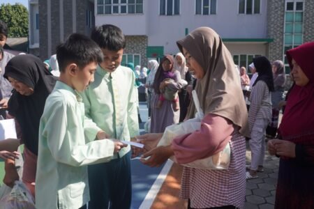 Merajut Kepedulian di Penghujung Ramadhan: Yayasan Wakaf Nur Hikmah Salurkan 1.053 Paket Baksos untuk Masyarakat