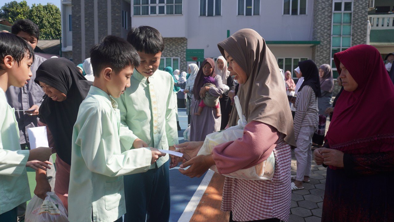 Merajut Kepedulian di Penghujung Ramadhan: Yayasan Wakaf Nur Hikmah Salurkan 1.053 Paket Baksos untuk Masyarakat