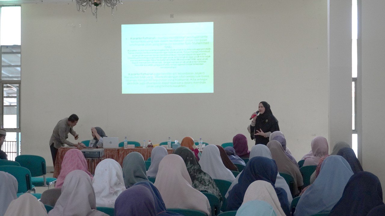 Menguatkan Peran Guru dalam Membentuk Karakter Siswa: Seminar Psikologi untuk Guru SD dan KBTK Islam Nur Hikmah