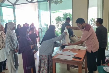 Yayasan Wakaf Nur Hikmah Salurkan Zakat Fitrah untuk Mustahiq