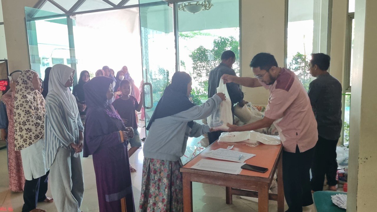 Yayasan Wakaf Nur Hikmah Salurkan Zakat Fitrah untuk Mustahiq