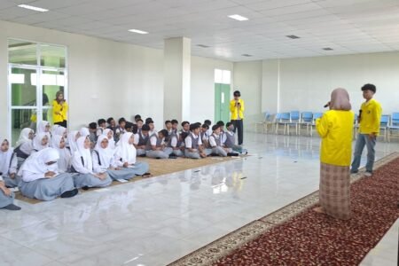 Mengenal Dunia Kreatif Sejak Dini: Mahasiswa UI Hadir Berbagi Inspirasi di SMAIT Nur Hikmah