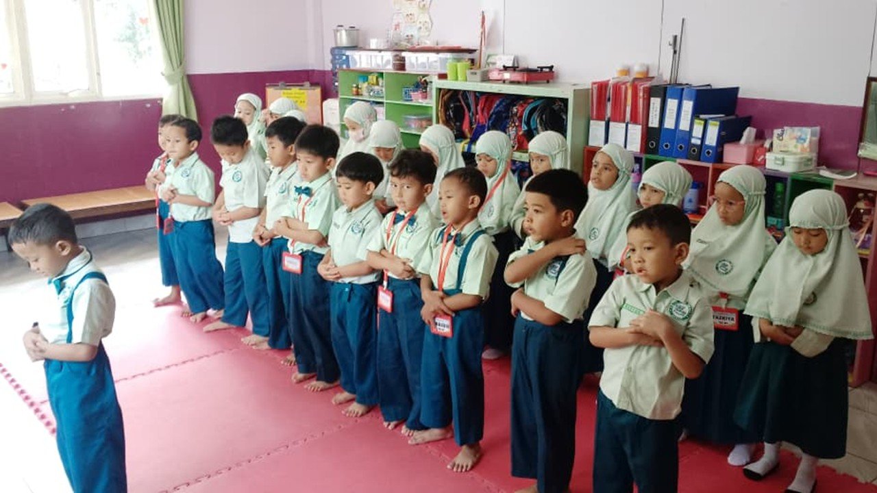 Langkah Kecil Menuju Surga: Saat Anak-Anak TK Belajar Menjaga Sholat Sejak Usia Dini