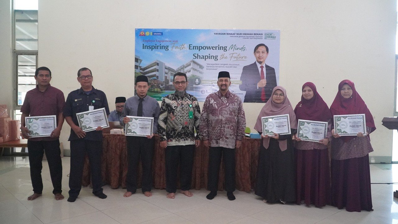 Merawat Dedikasi, Mengapresiasi Prestasi: Yayasan Wakaf Nur Hikmah Hadiahkan Umrah dan Penghargaan bagi Guru Pegawai Berprestasi