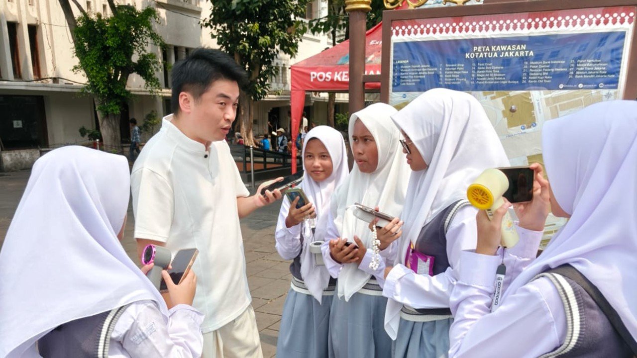 Belajar Bahasa, Menjelajah Sejarah: Siswa SMAIT Nur Hikmah Asah Kepercayaan Diri melalui Tourist Hunting di Kota Tua